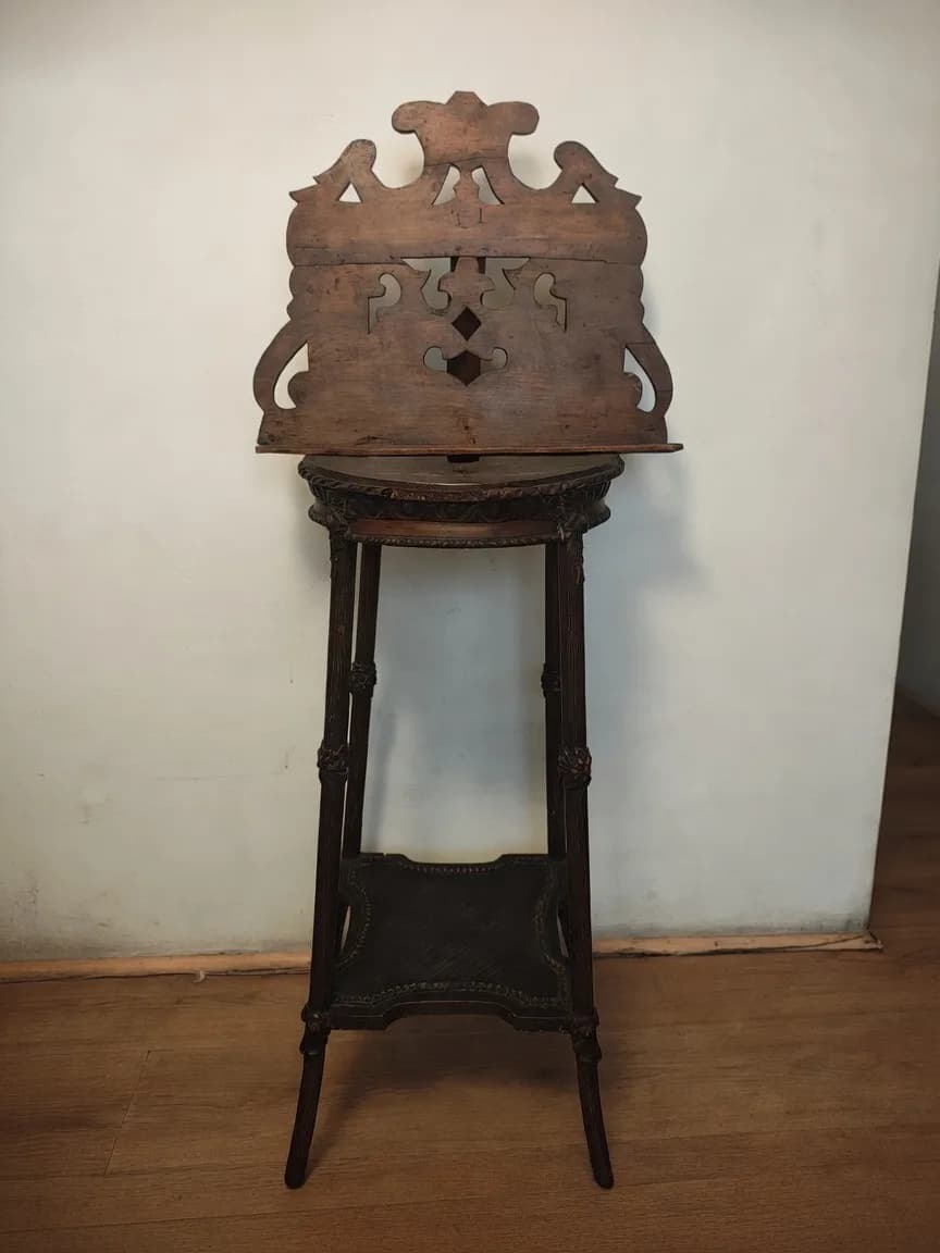 Atril calado con pedestal de madera de rosa.