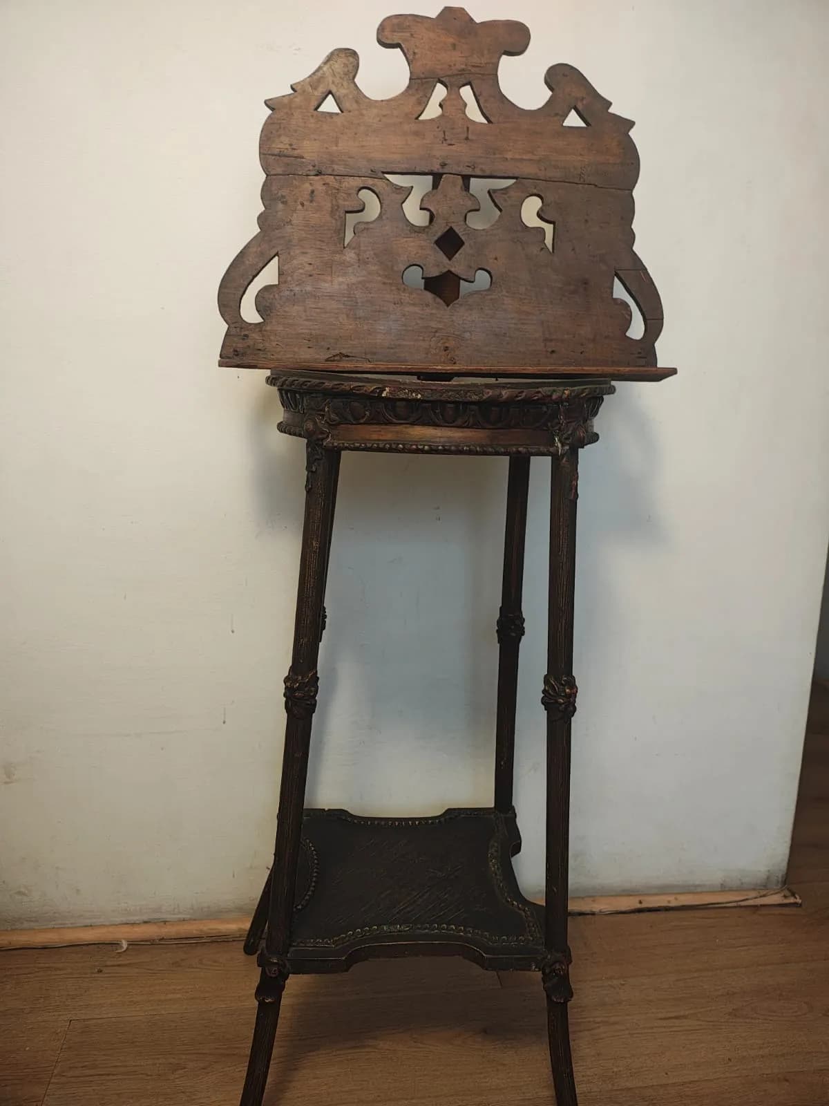 Atril calado con pedestal de madera de rosa.