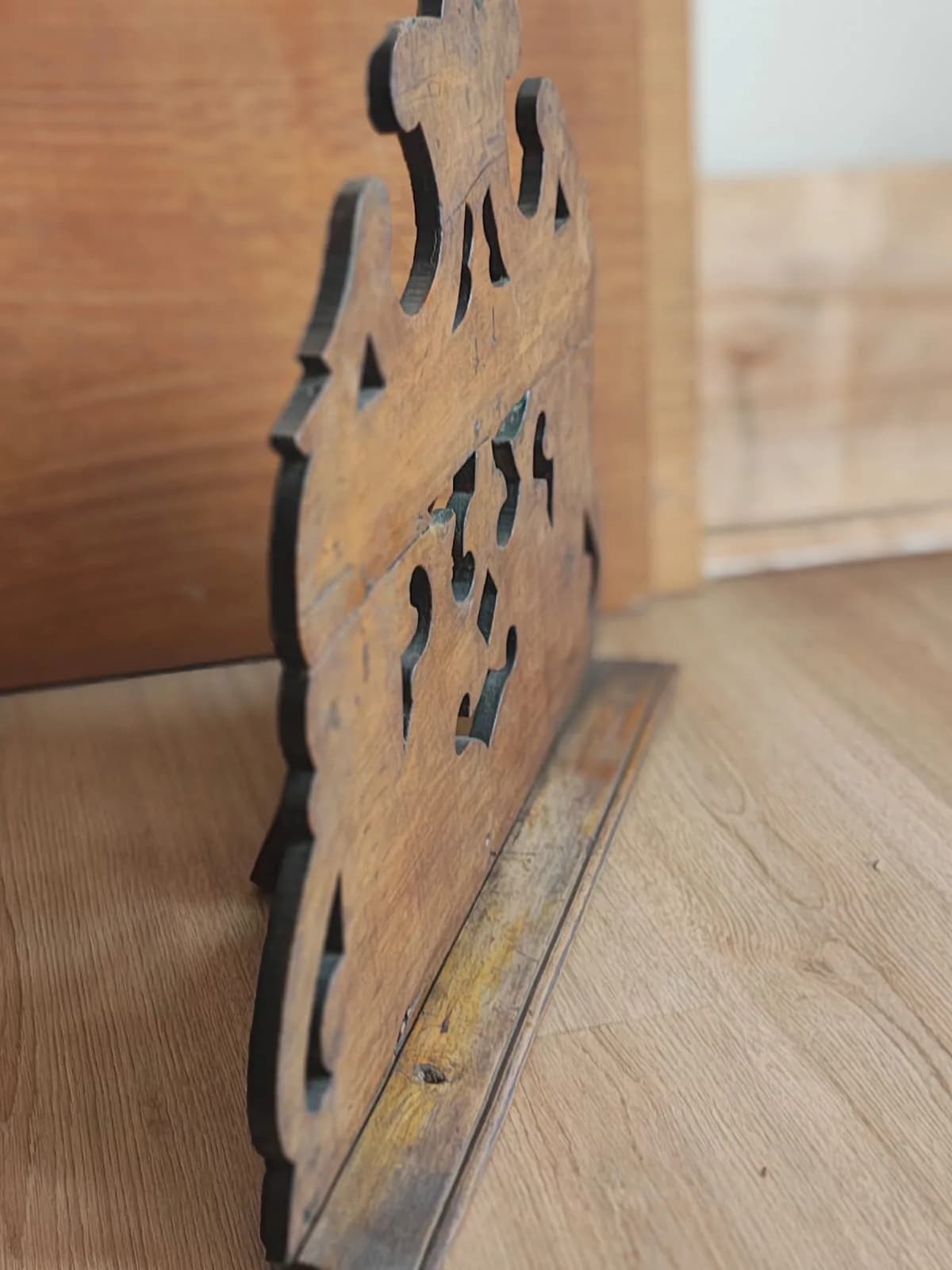 Atril calado con pedestal de madera de rosa.