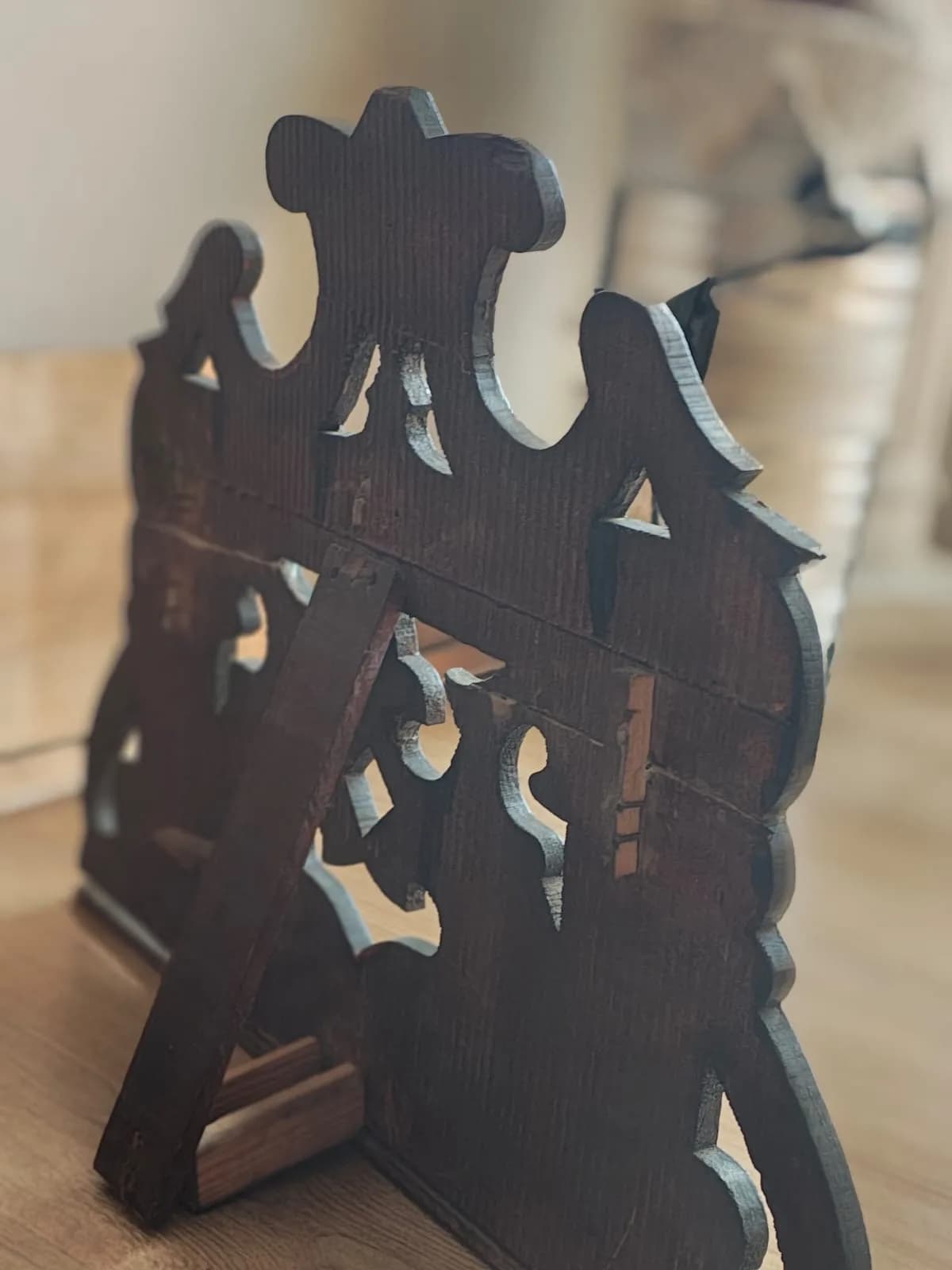 Atril calado con pedestal de madera de rosa.