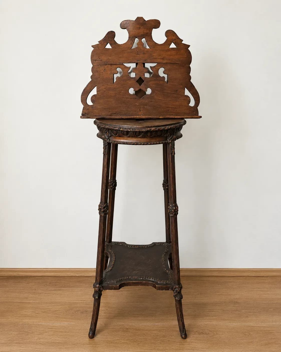 Atril calado con pedestal de madera de rosa.