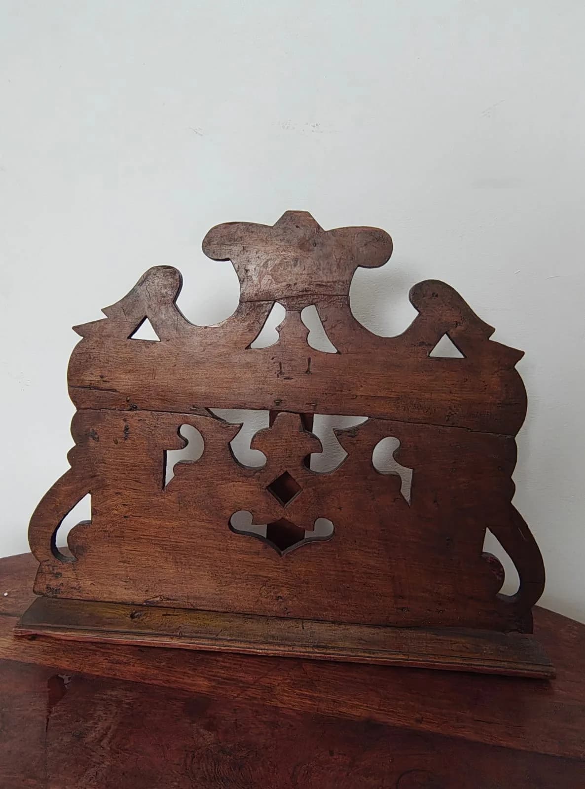Atril calado con pedestal de madera de rosa.