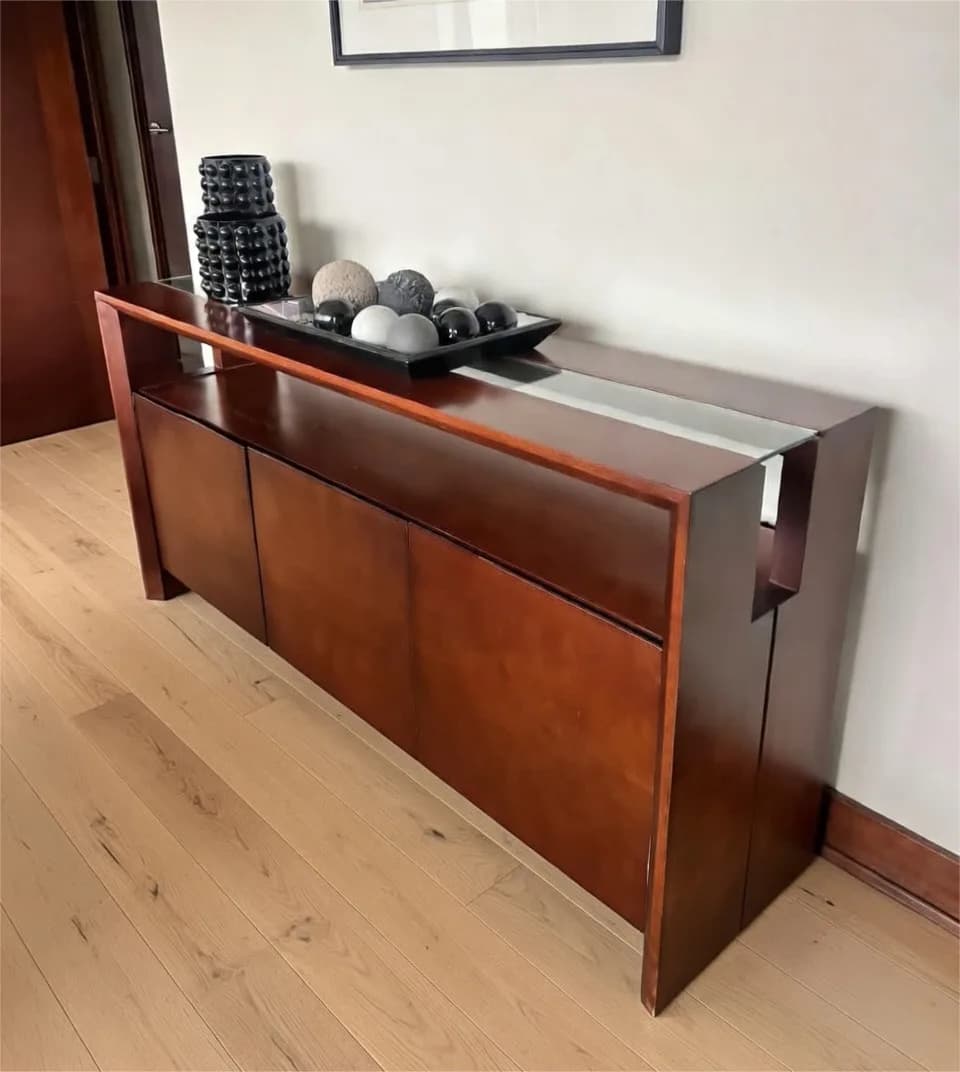 Buffet de madera solida.