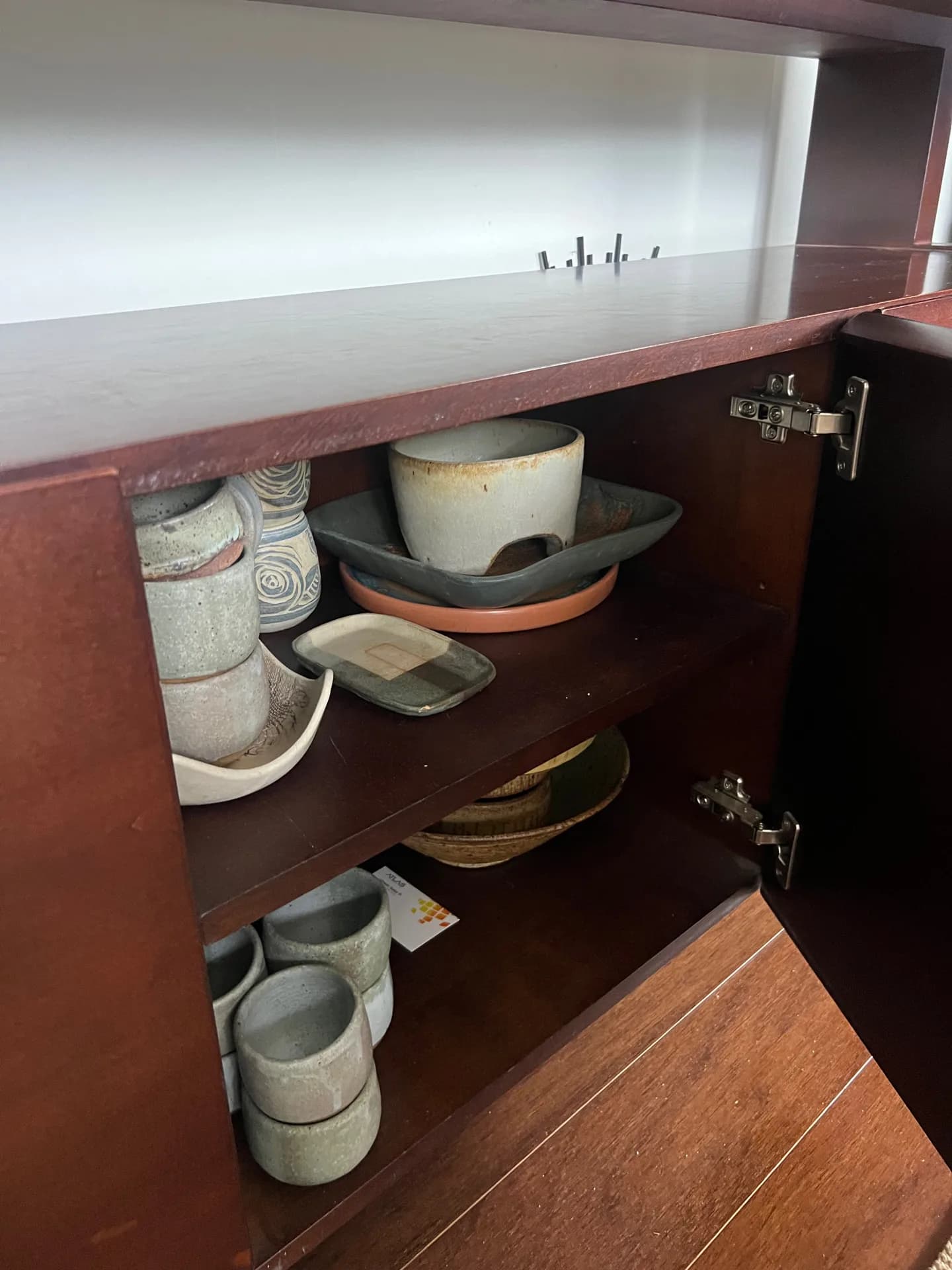 Buffet de madera solida.