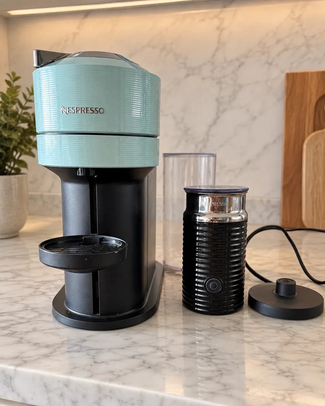 Cafetera nespresso con espumador.