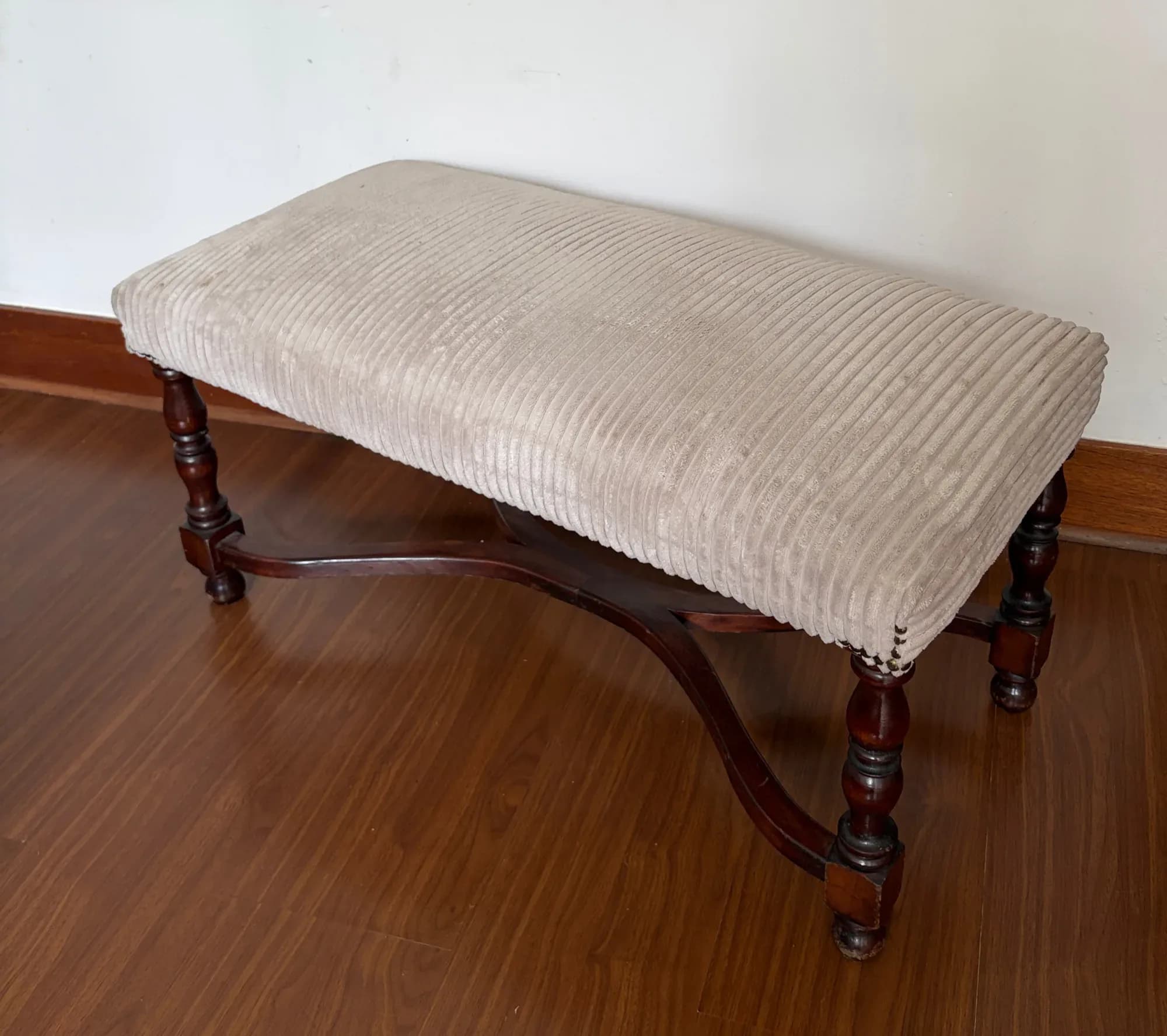 Dos banquetas de madera antigua para tapizar.