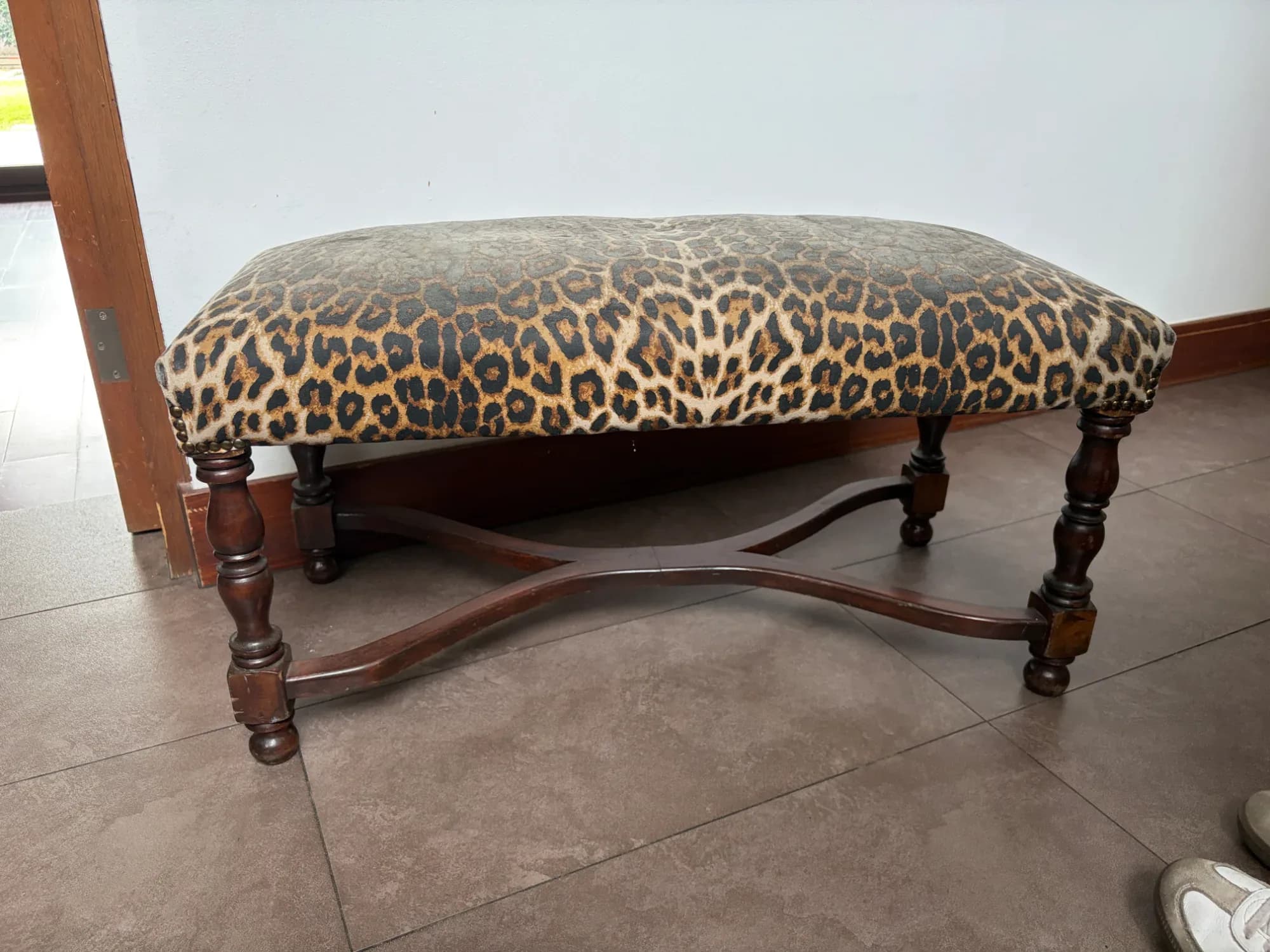 Dos banquetas de madera antigua para tapizar.