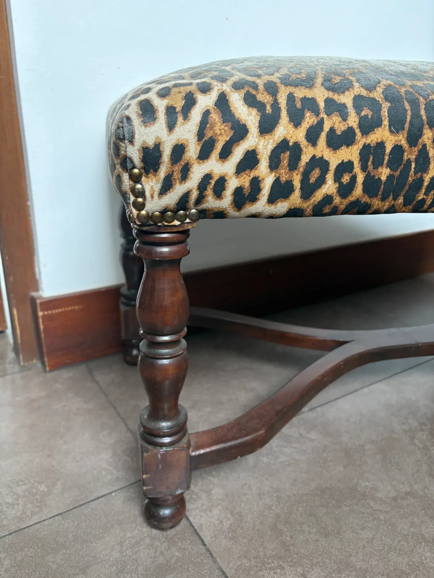Dos banquetas de madera antigua para tapizar.