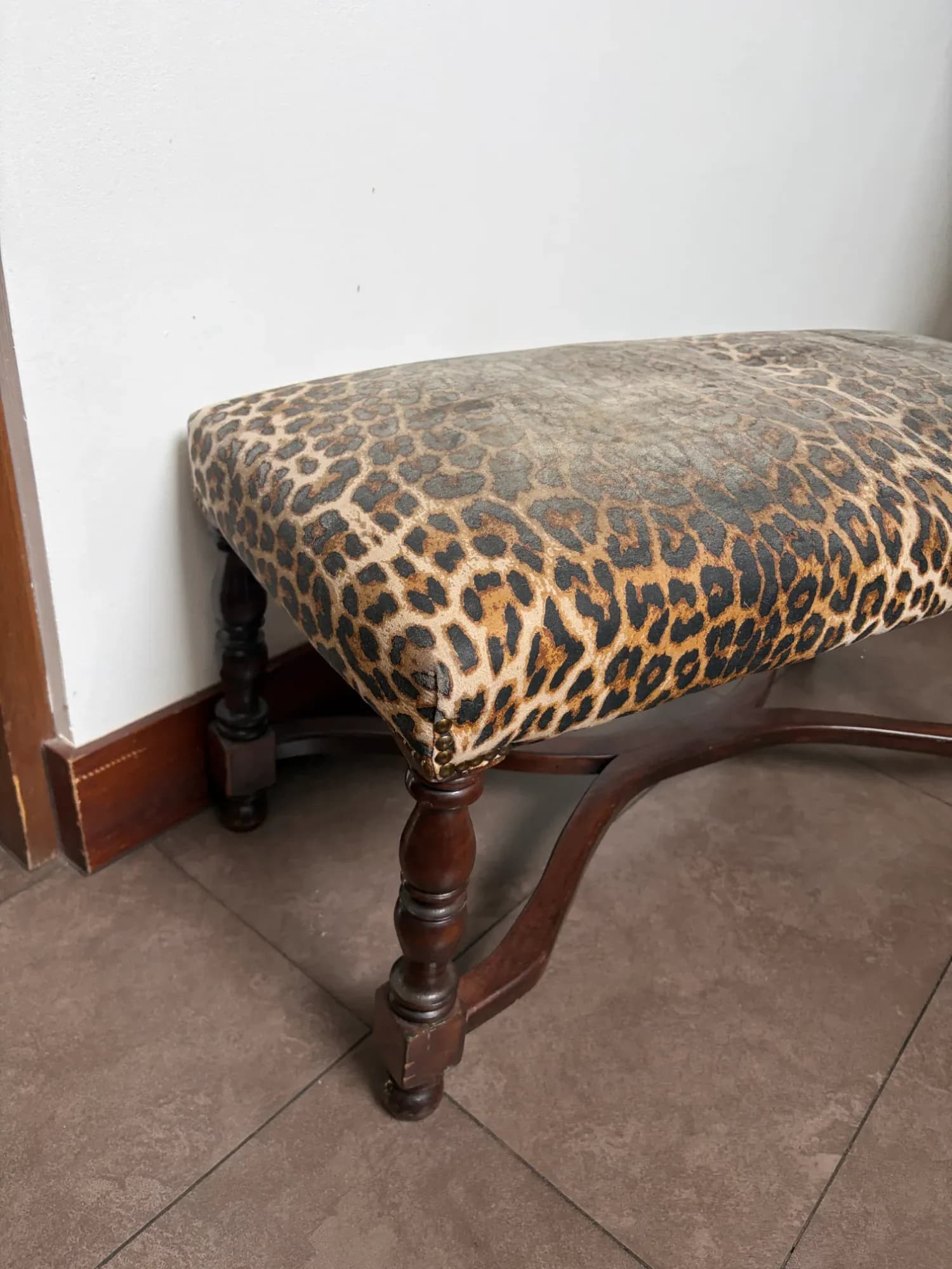Dos banquetas de madera antigua para tapizar.