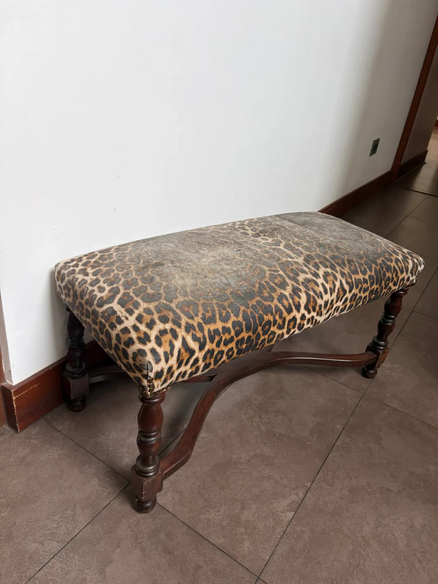 Dos banquetas de madera antigua para tapizar.