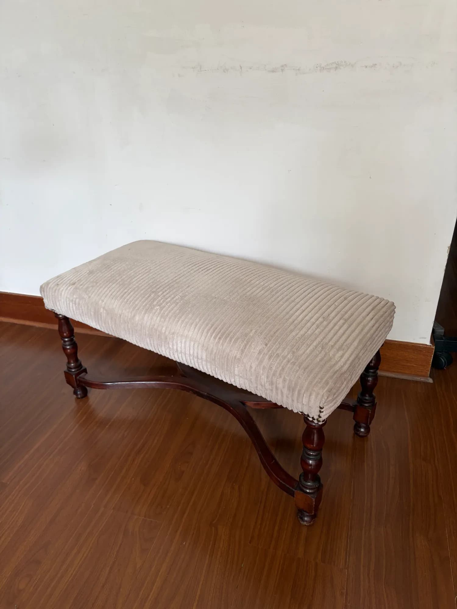 Dos banquetas de madera antigua para tapizar.