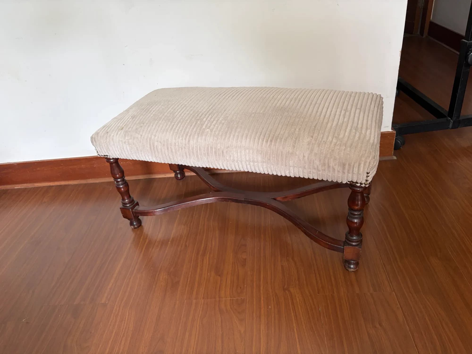 Dos banquetas de madera antigua para tapizar.