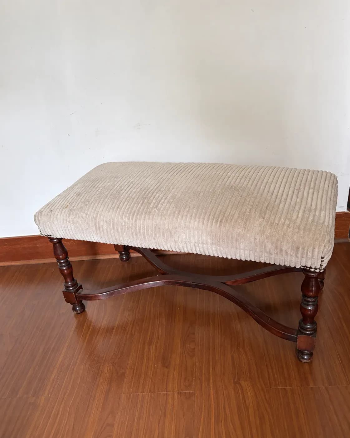 Dos banquetas de madera antigua para tapizar.