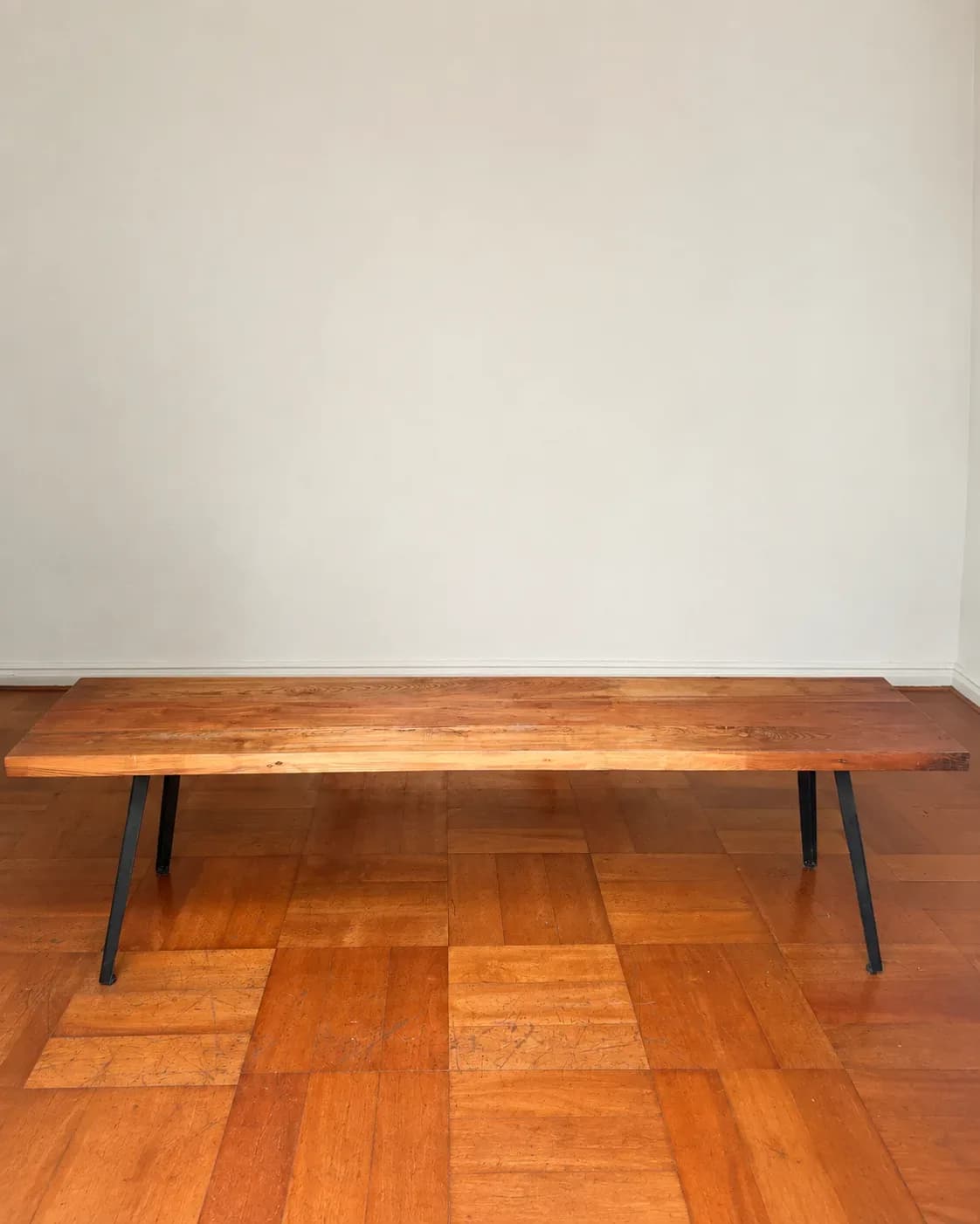 Dos banquetas de madera y pata de fierro.