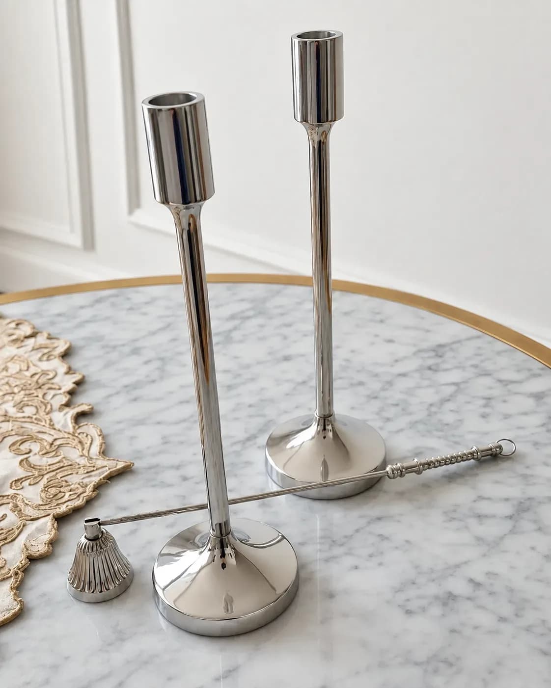 Dos candelabros con apaga vela.