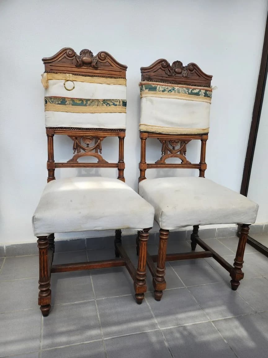 Dos sillas de madera noble para tapizar.