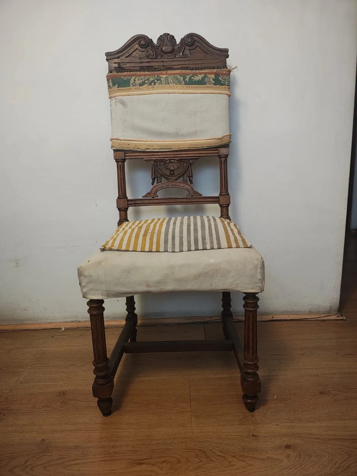 Dos sillas de madera noble para tapizar.