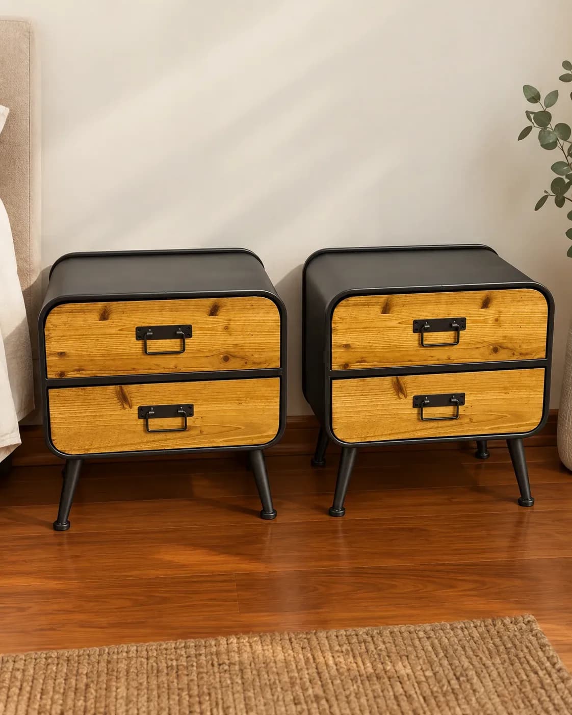 Dos veladores metálicos con madera.