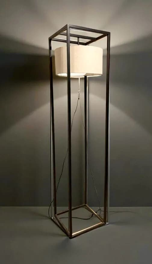 Espectacular lampara de pie con estructura metalica.