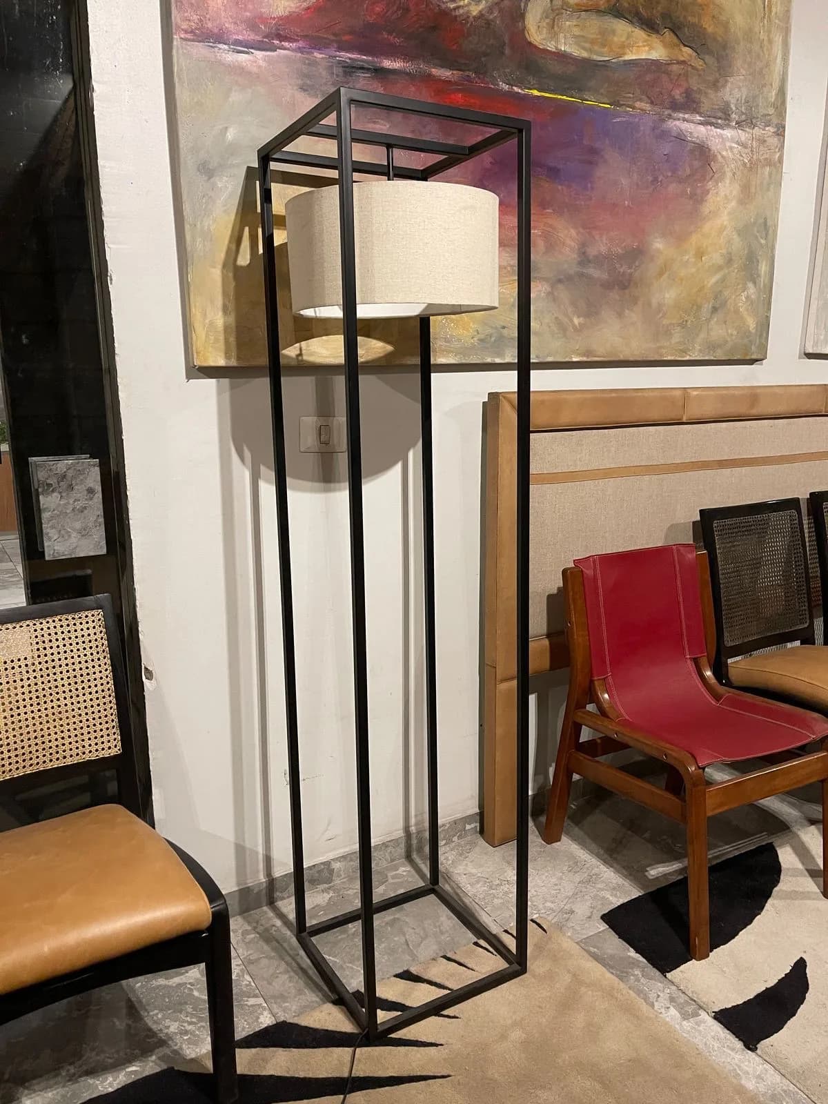 Espectacular lampara de pie con estructura metalica.