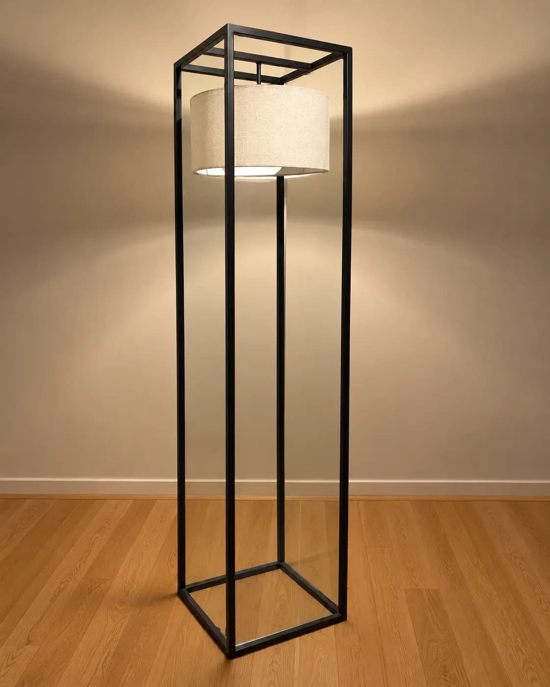 Espectacular lampara de pie con estructura metalica.