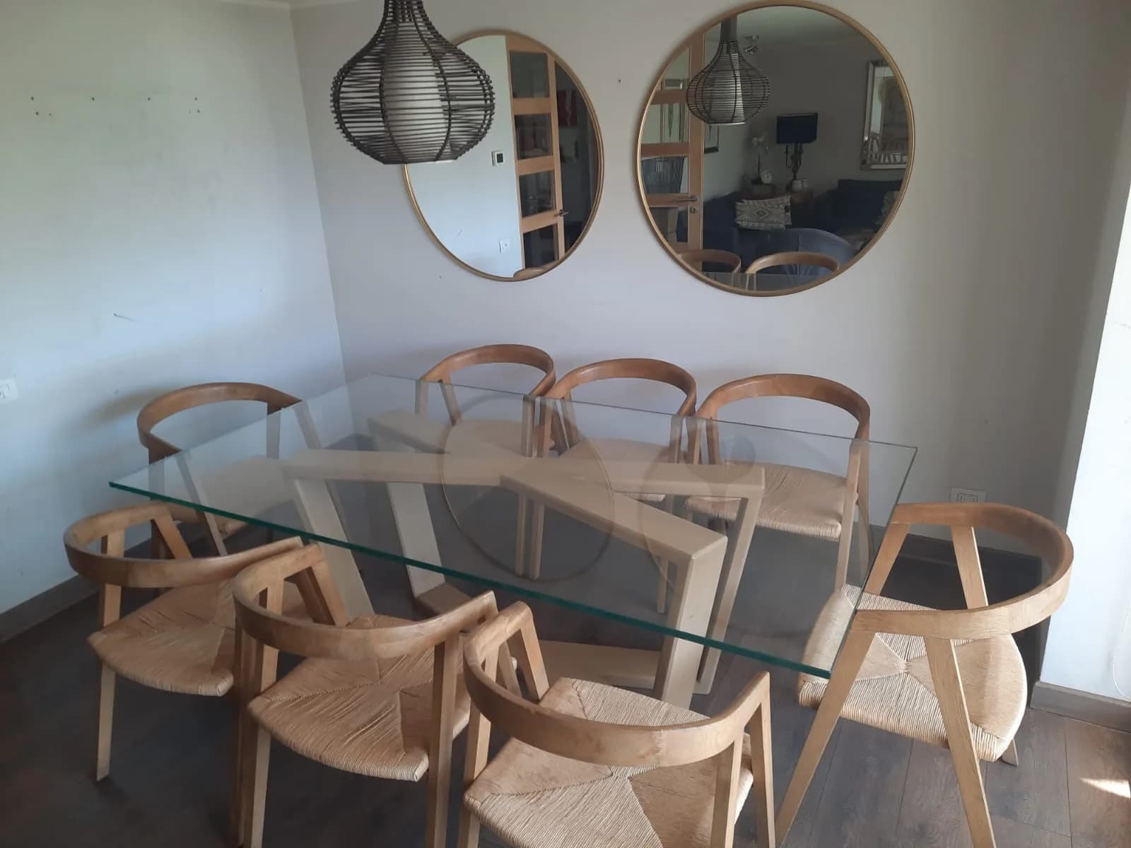 Espectacular mesa de comedor con 8 sillas.