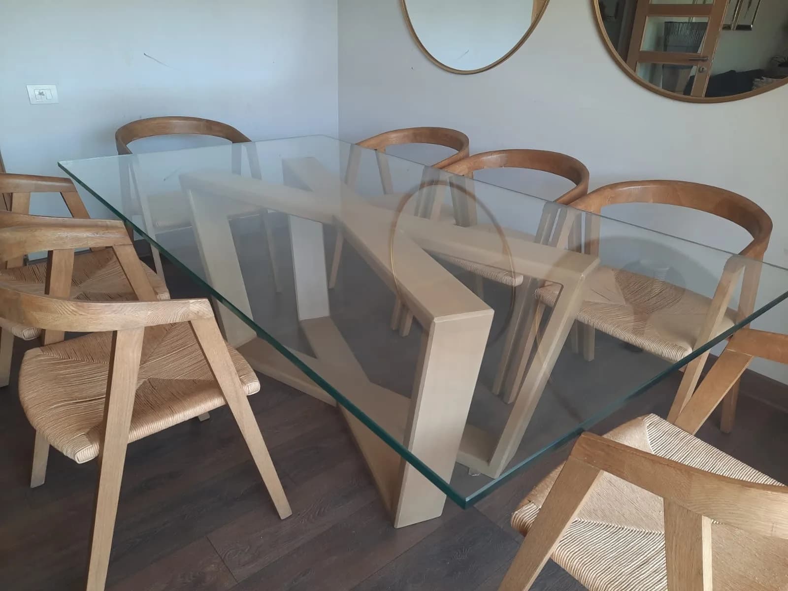 Espectacular mesa de comedor con 8 sillas.