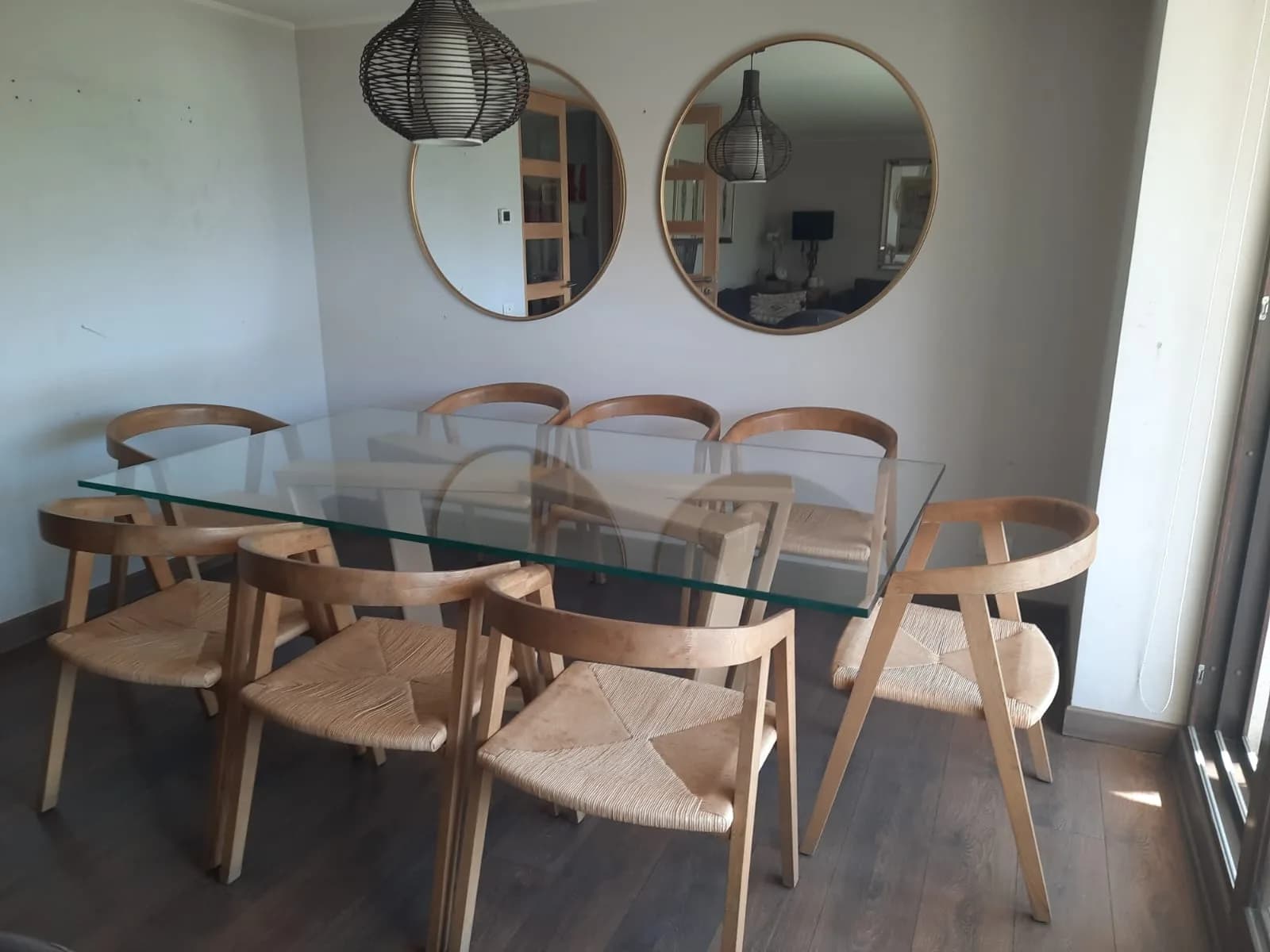Espectacular mesa de comedor con 8 sillas.