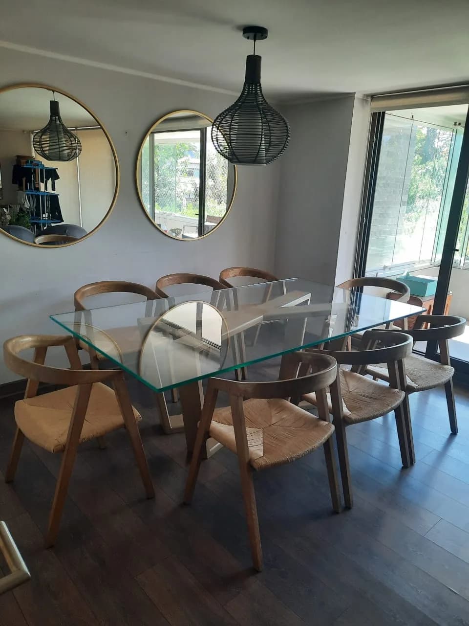 Espectacular mesa de comedor con 8 sillas.