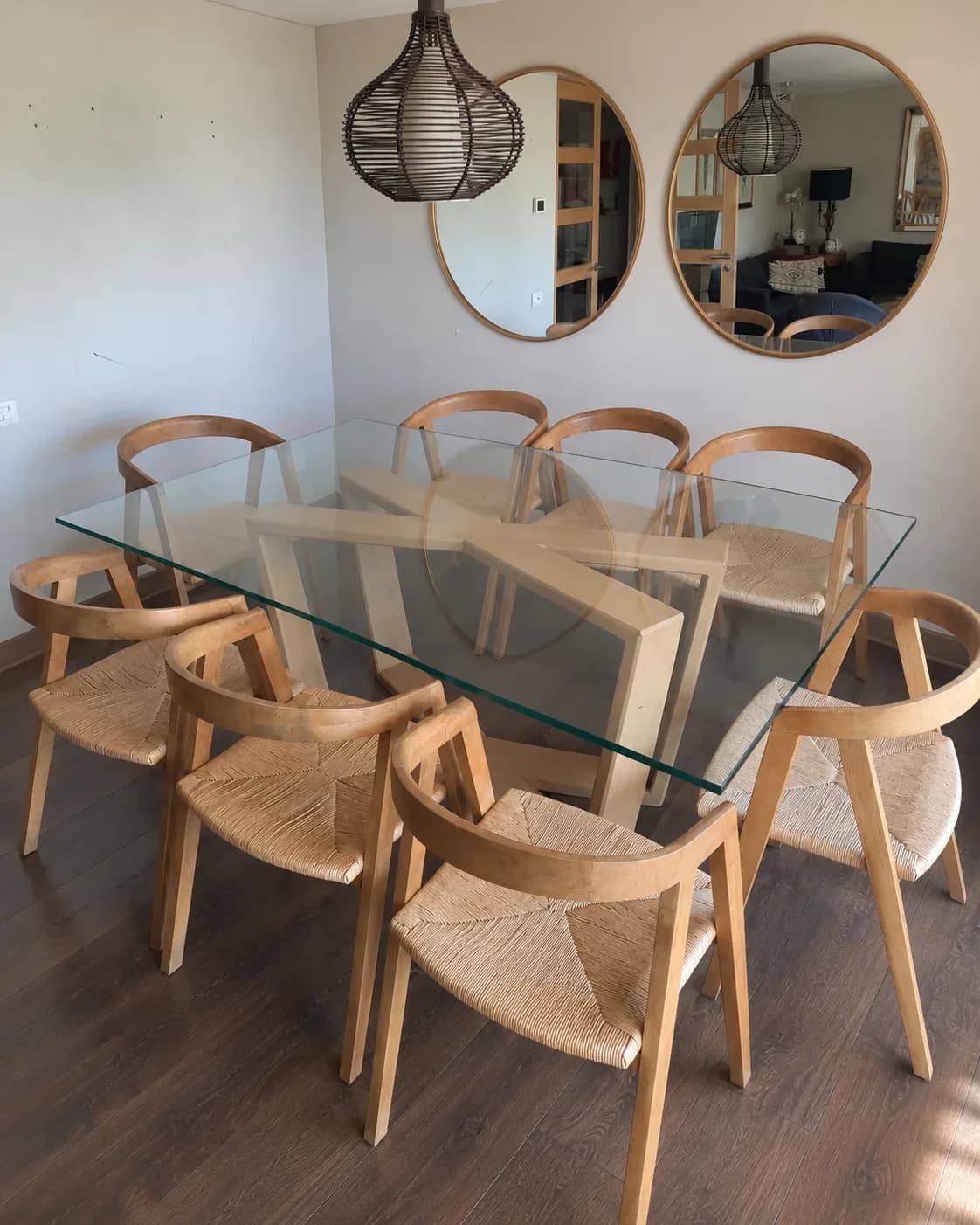 Espectacular mesa de comedor con 8 sillas.