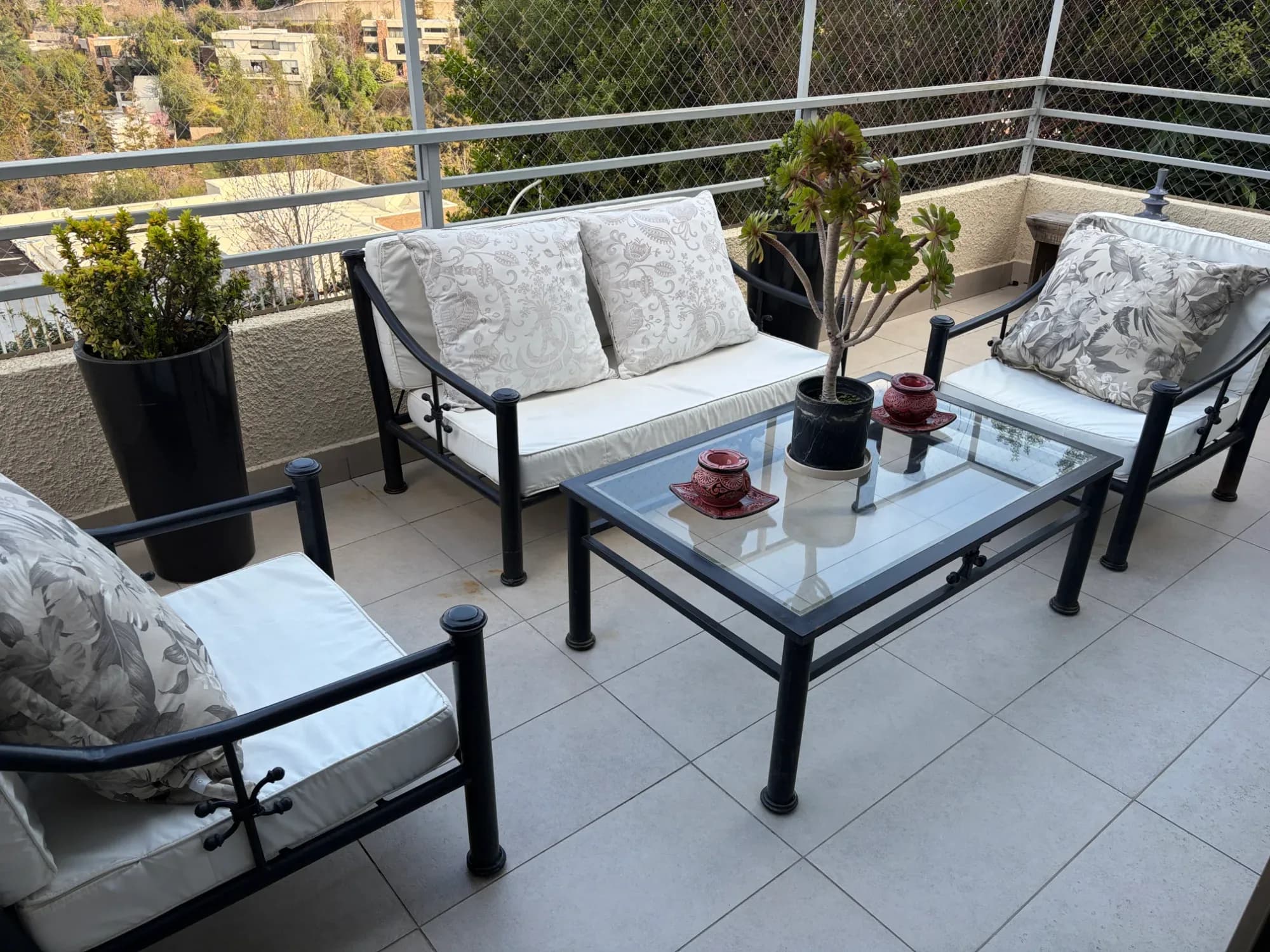 Juego de terraza de fierro forjado negro.