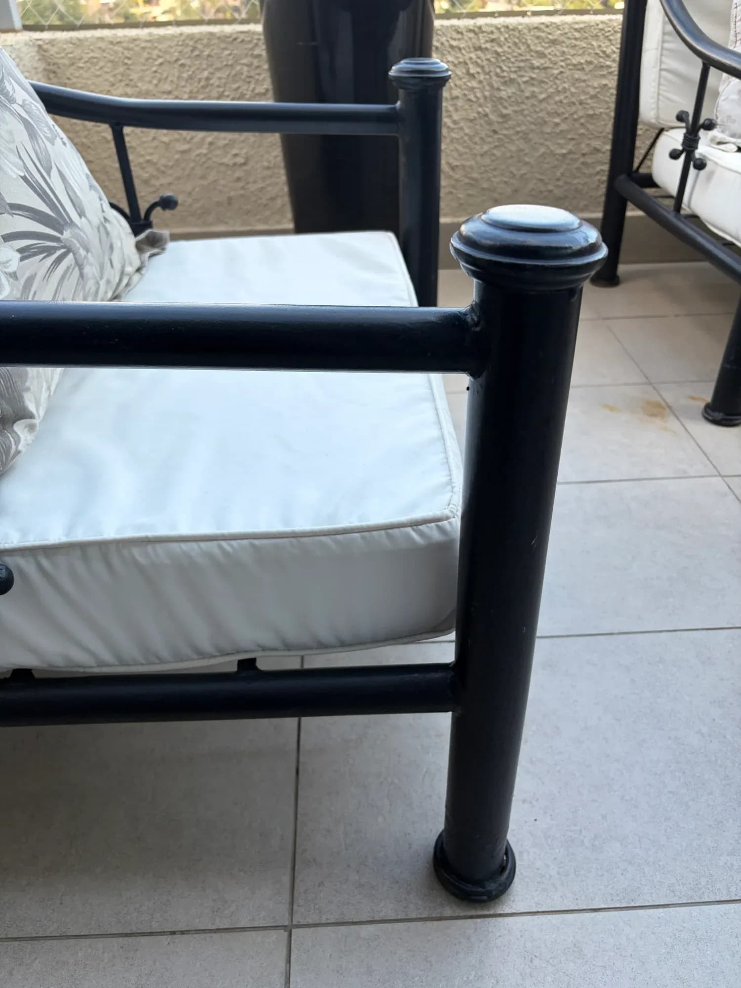 Juego de terraza de fierro forjado negro.