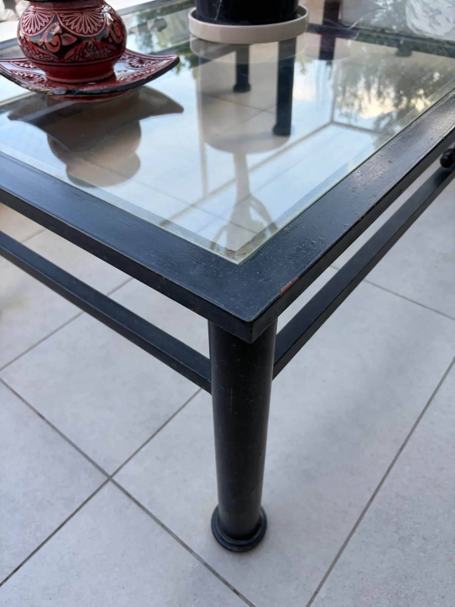 Juego de terraza de fierro forjado negro.