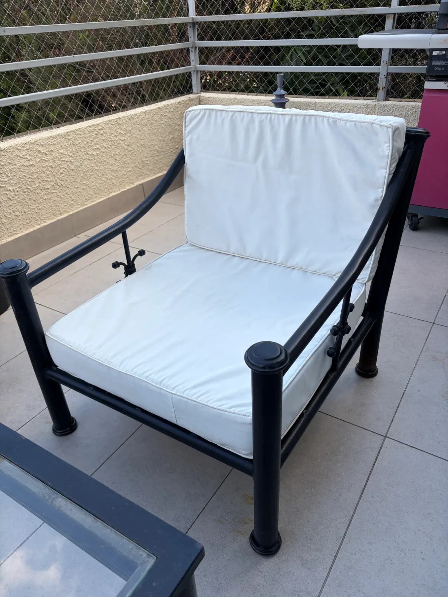 Juego de terraza de fierro forjado negro.