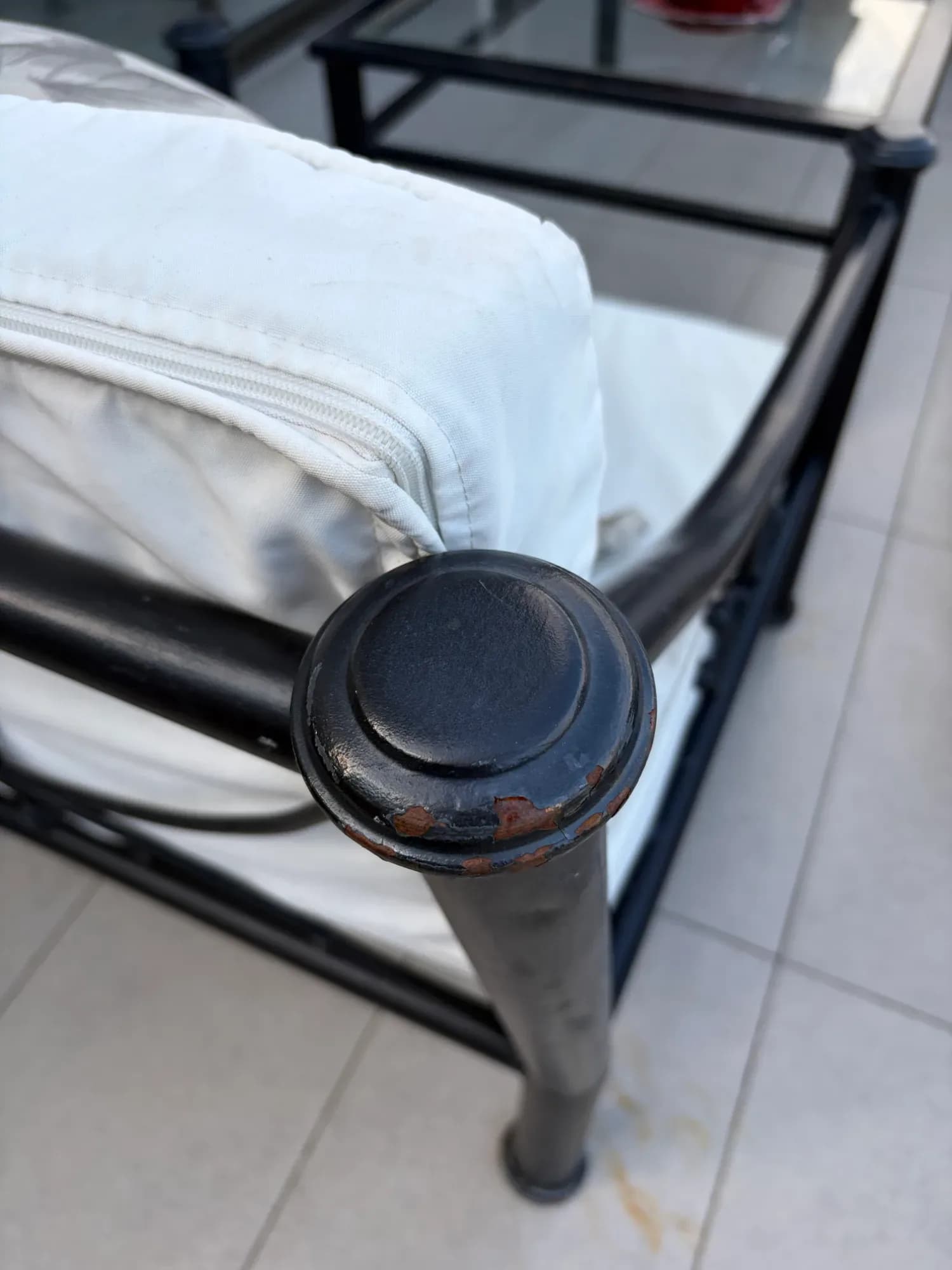 Juego de terraza de fierro forjado negro.