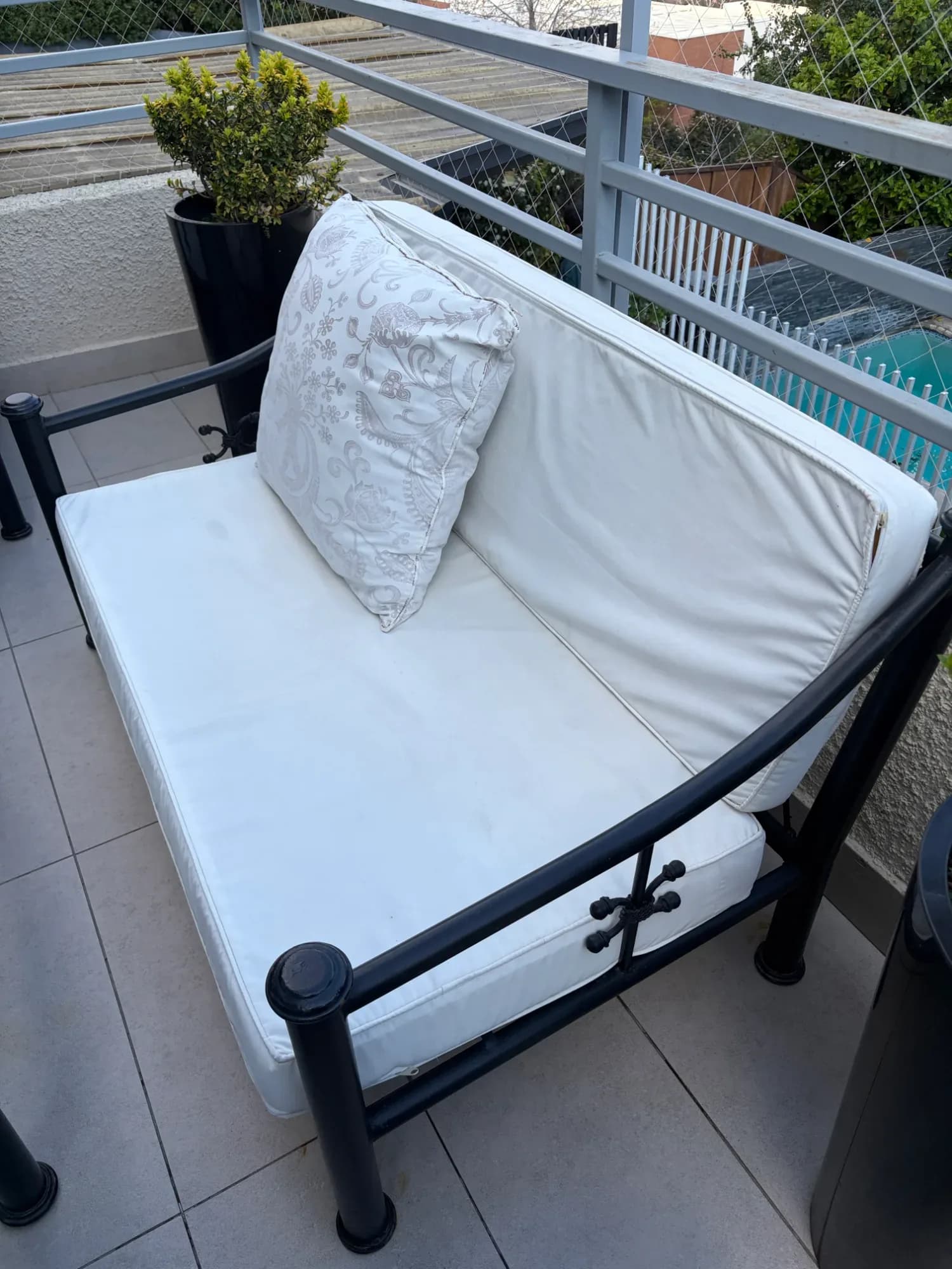 Juego de terraza de fierro forjado negro.