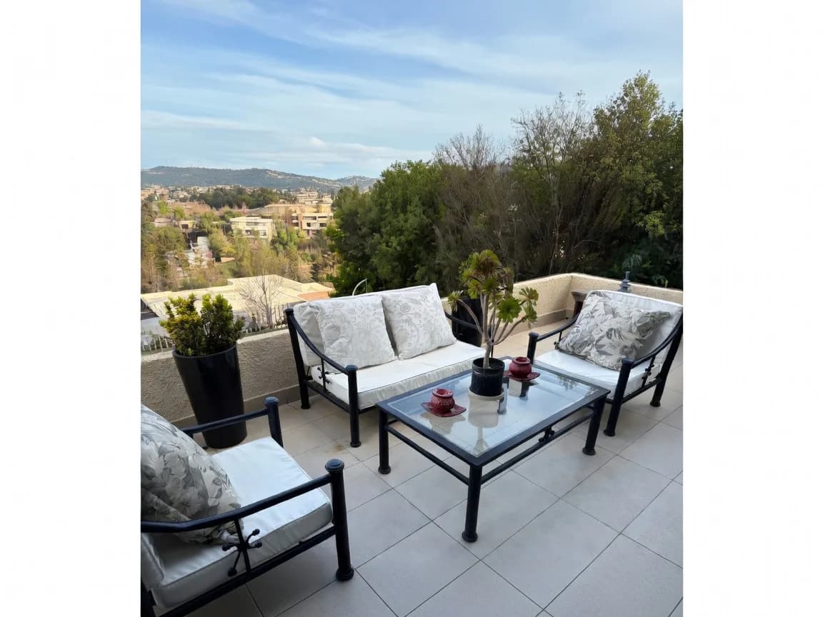 Juego de terraza de fierro forjado negro.