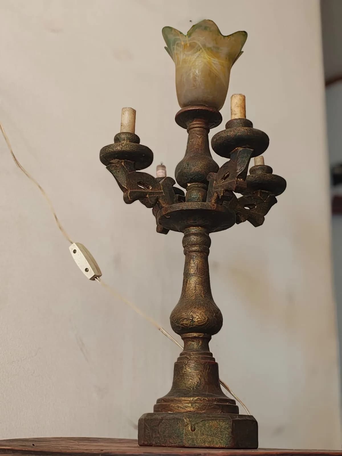 Lampara candelabro de madera torneada.