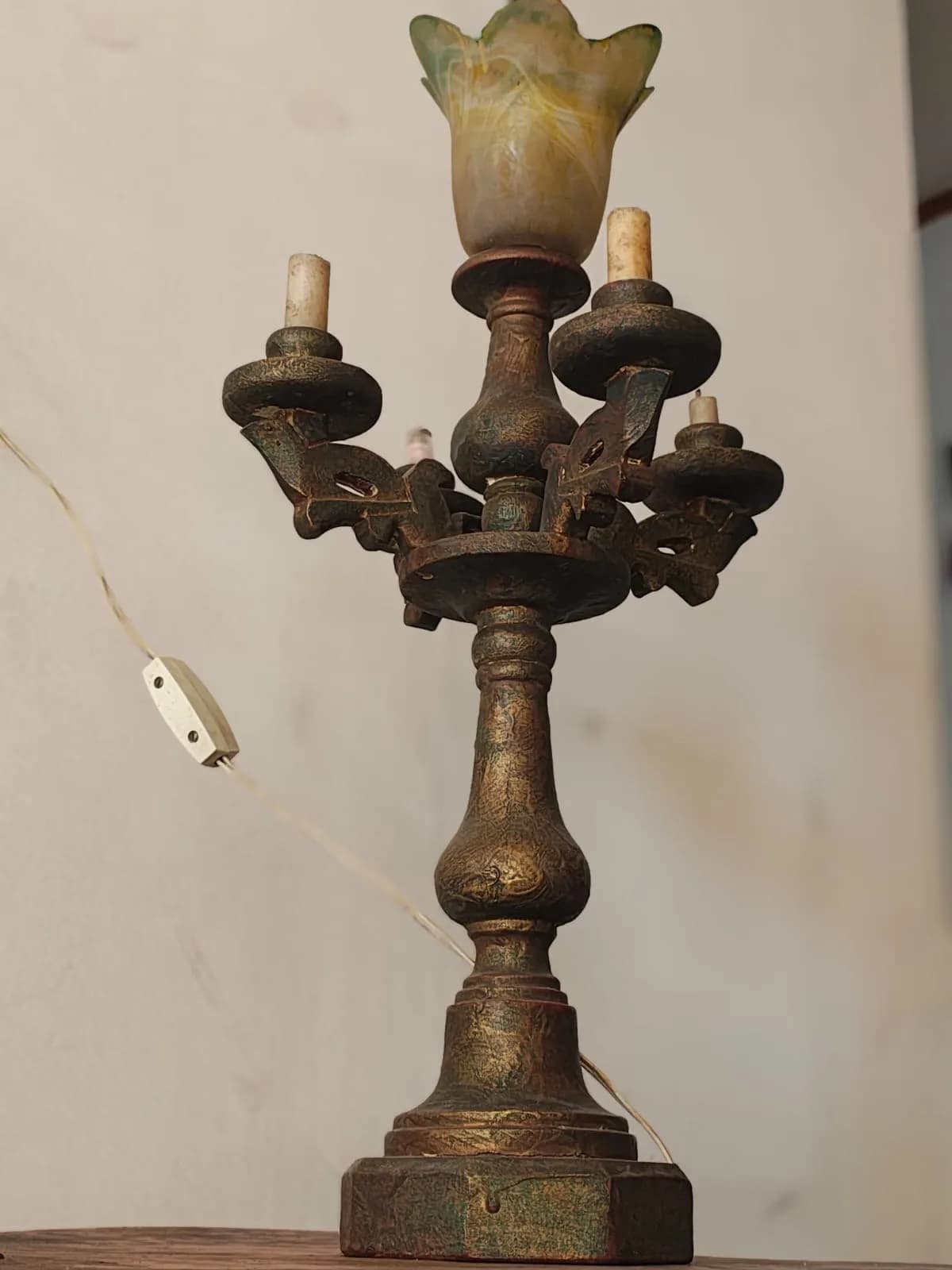 Lampara candelabro de madera torneada.