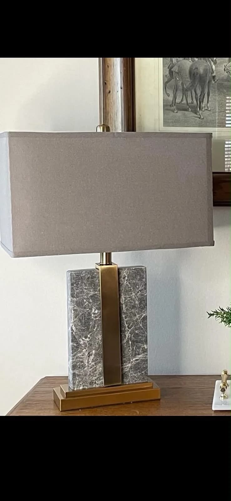 Lampara de mesa con base de marmol.