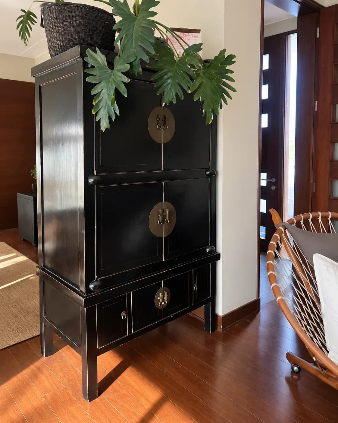 Lindo mueble bar de madera.