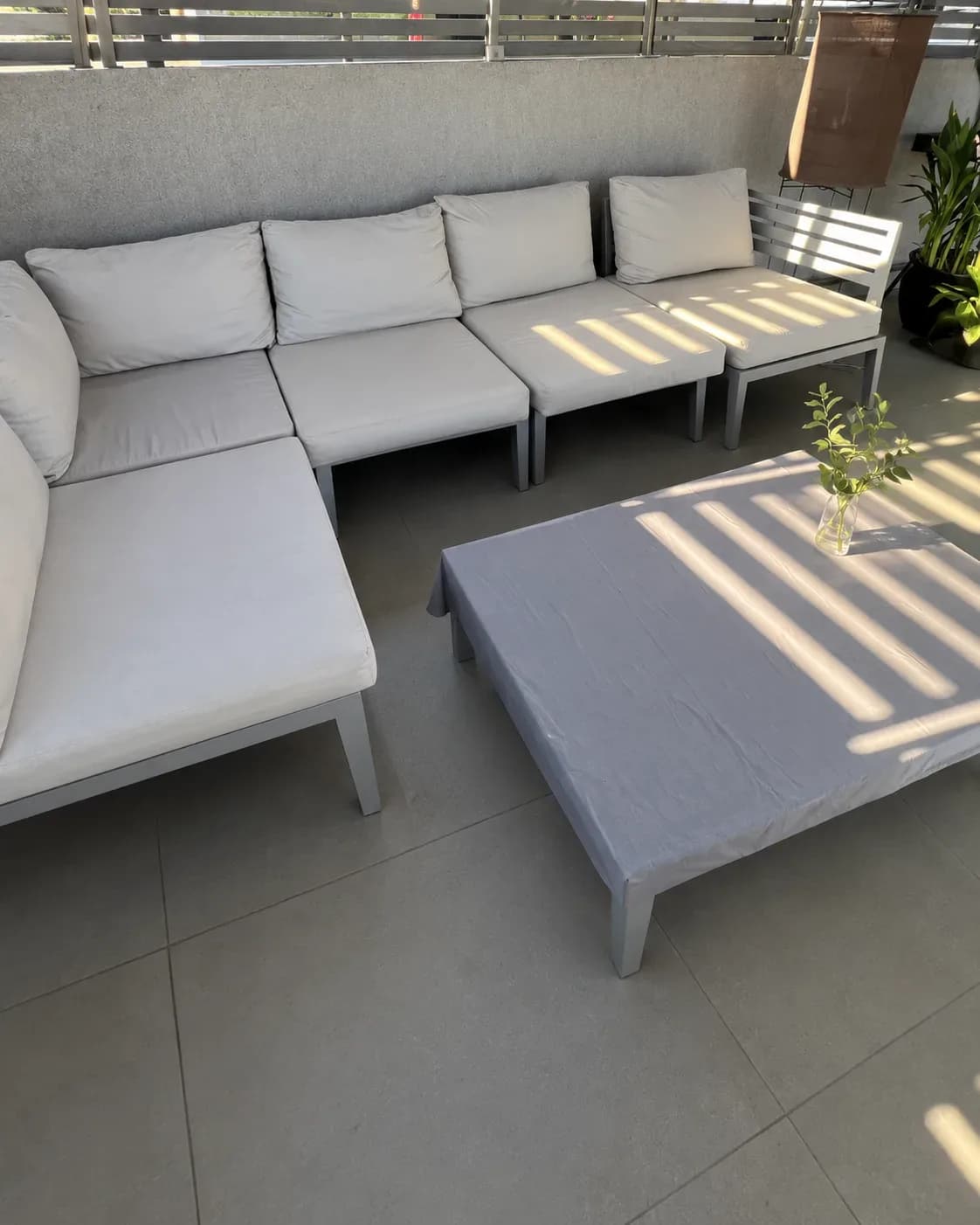 Living de terraza, son 7 modulos con sus colchonetas.