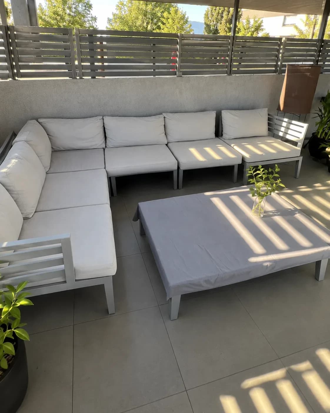 Living de terraza, son 7 modulos con sus colchonetas.