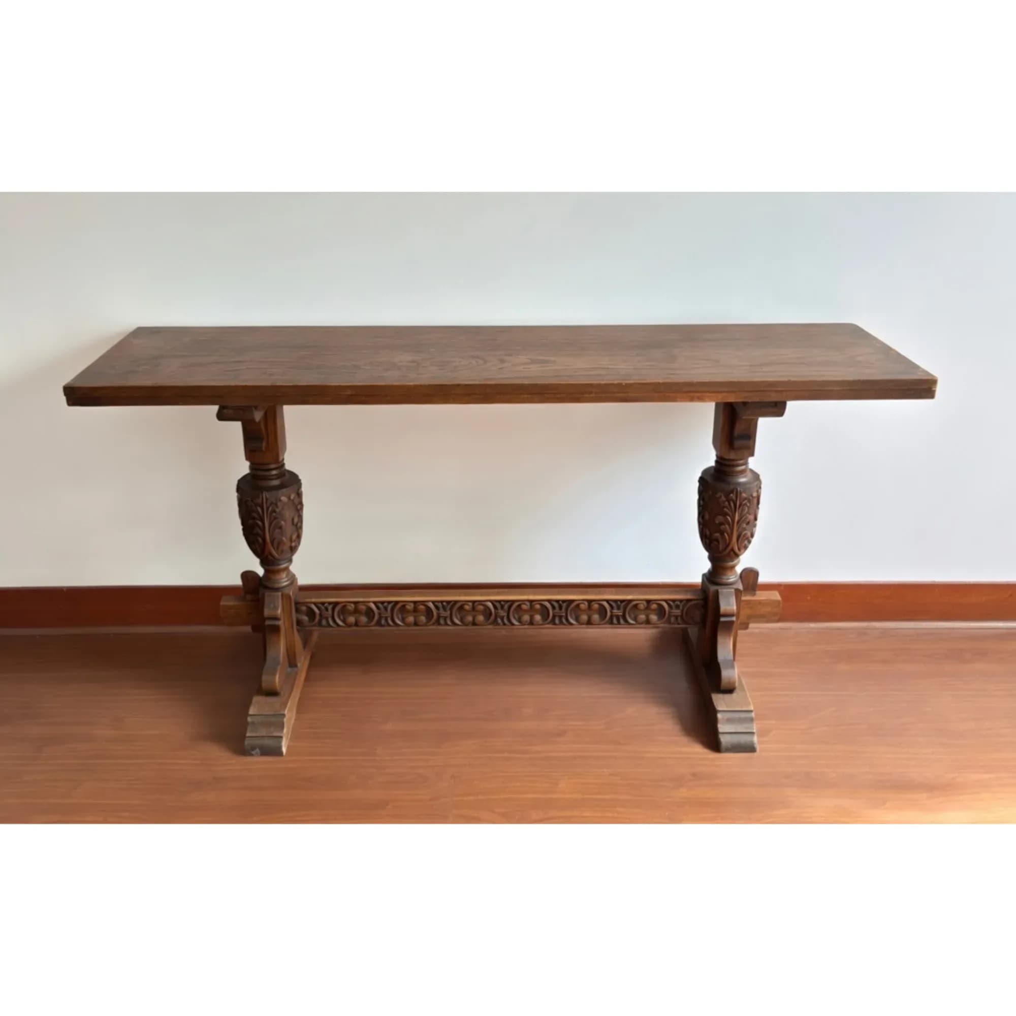 Mesa arrimo de madera extensible.