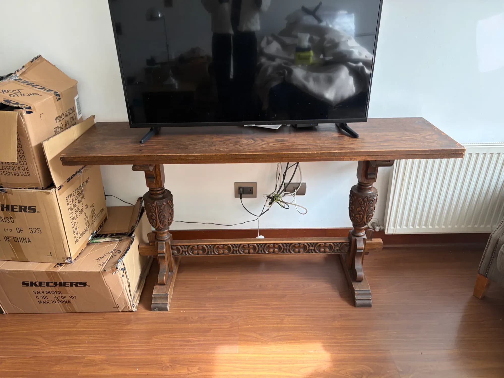 Mesa arrimo de madera extensible.