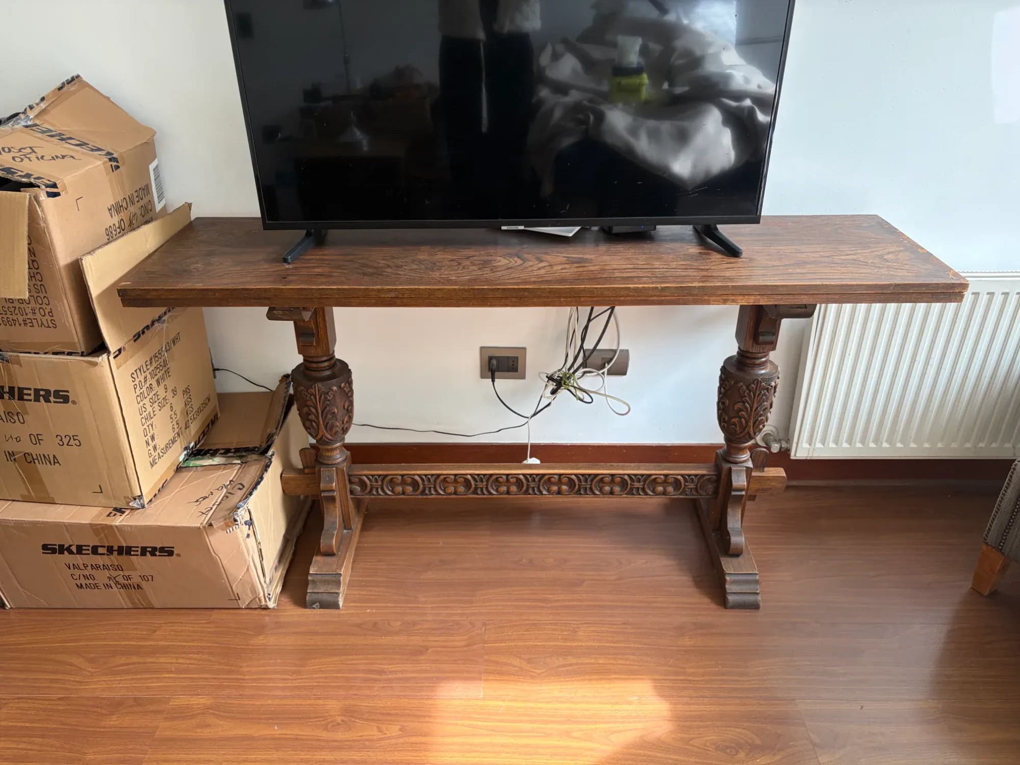 Mesa arrimo de madera extensible.