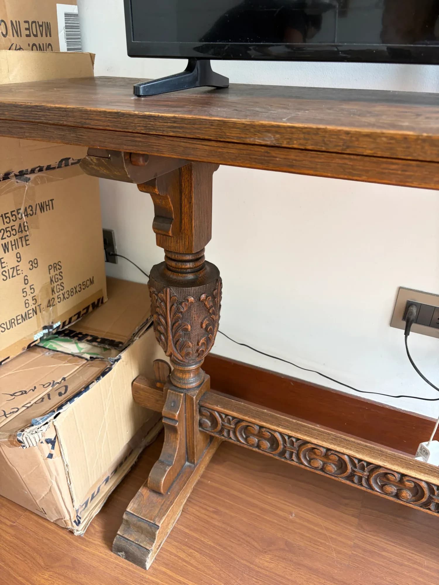 Mesa arrimo de madera extensible.