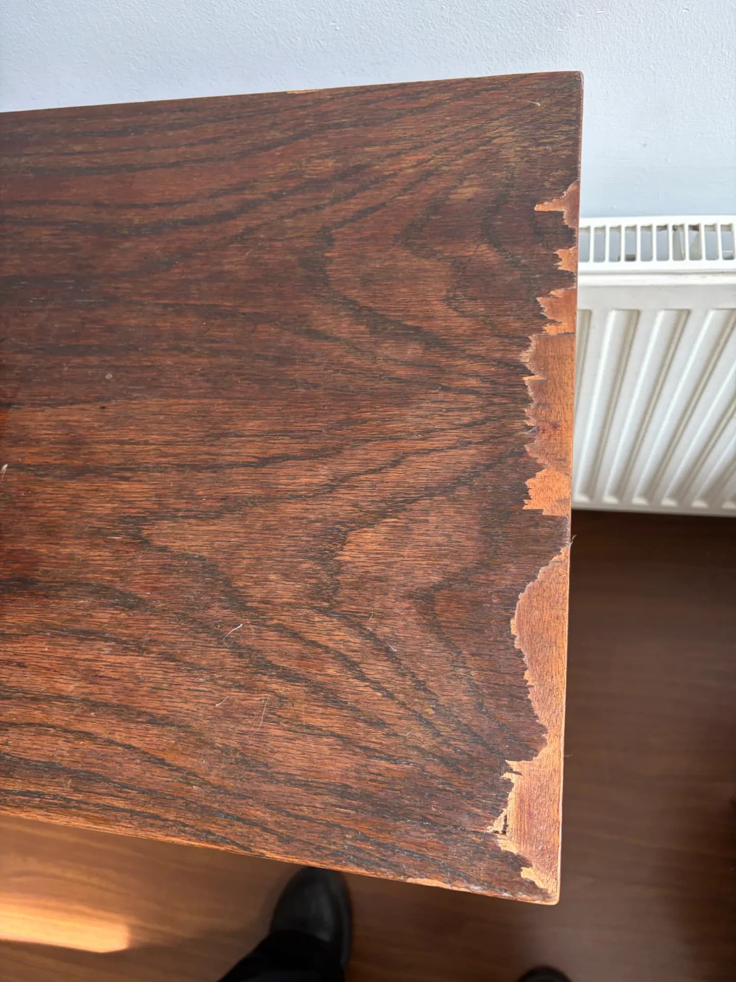 Mesa arrimo de madera extensible.