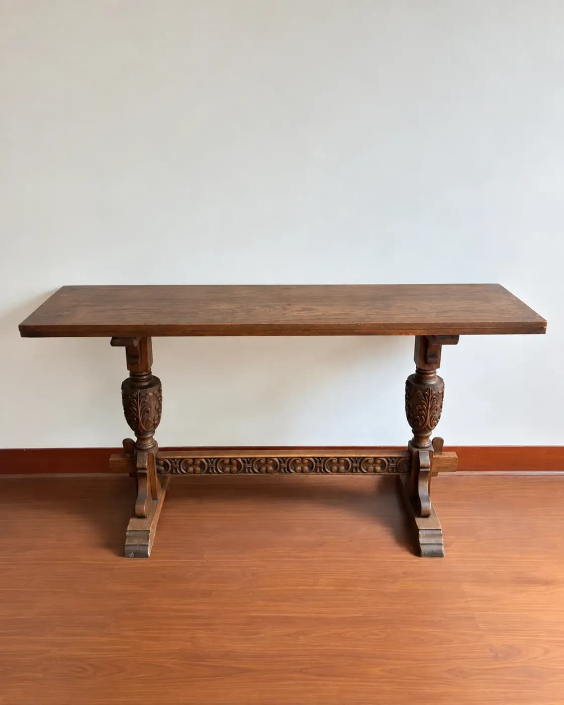Mesa arrimo de madera extensible.