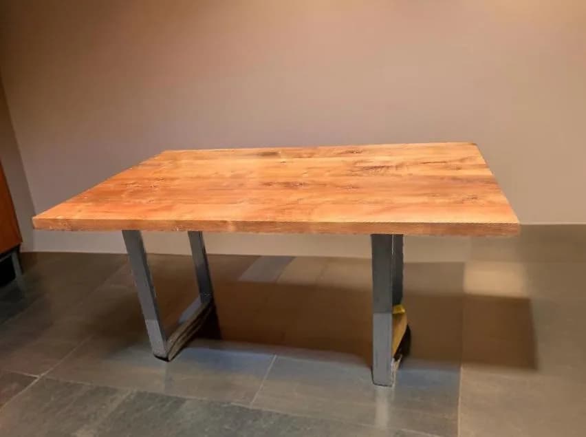 Mesa comedor con cubierta de roble y base metalica.